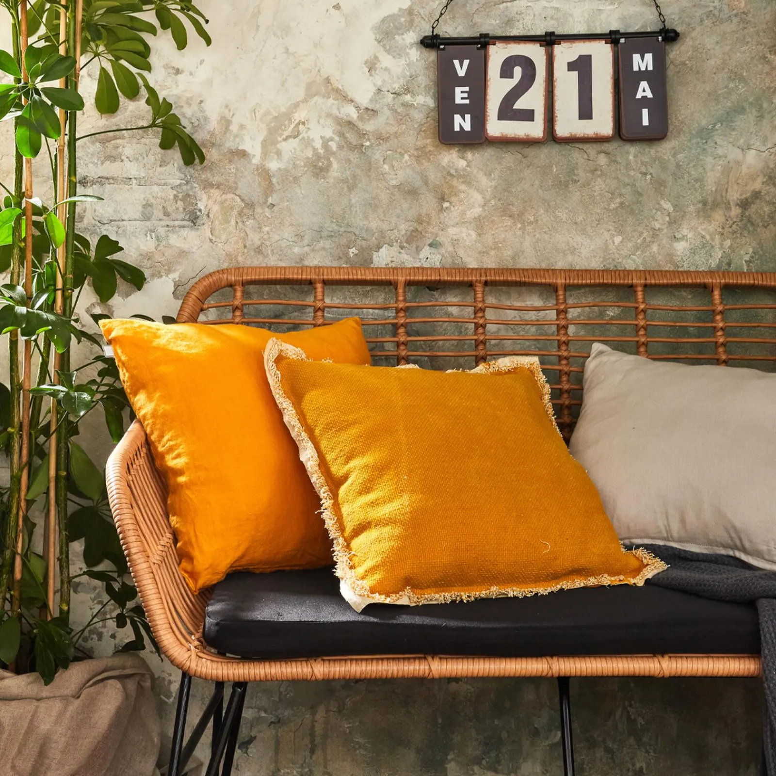 New Coussin BURTA coloris jaune safran 60 x 60 cm - 4MURS Coussins