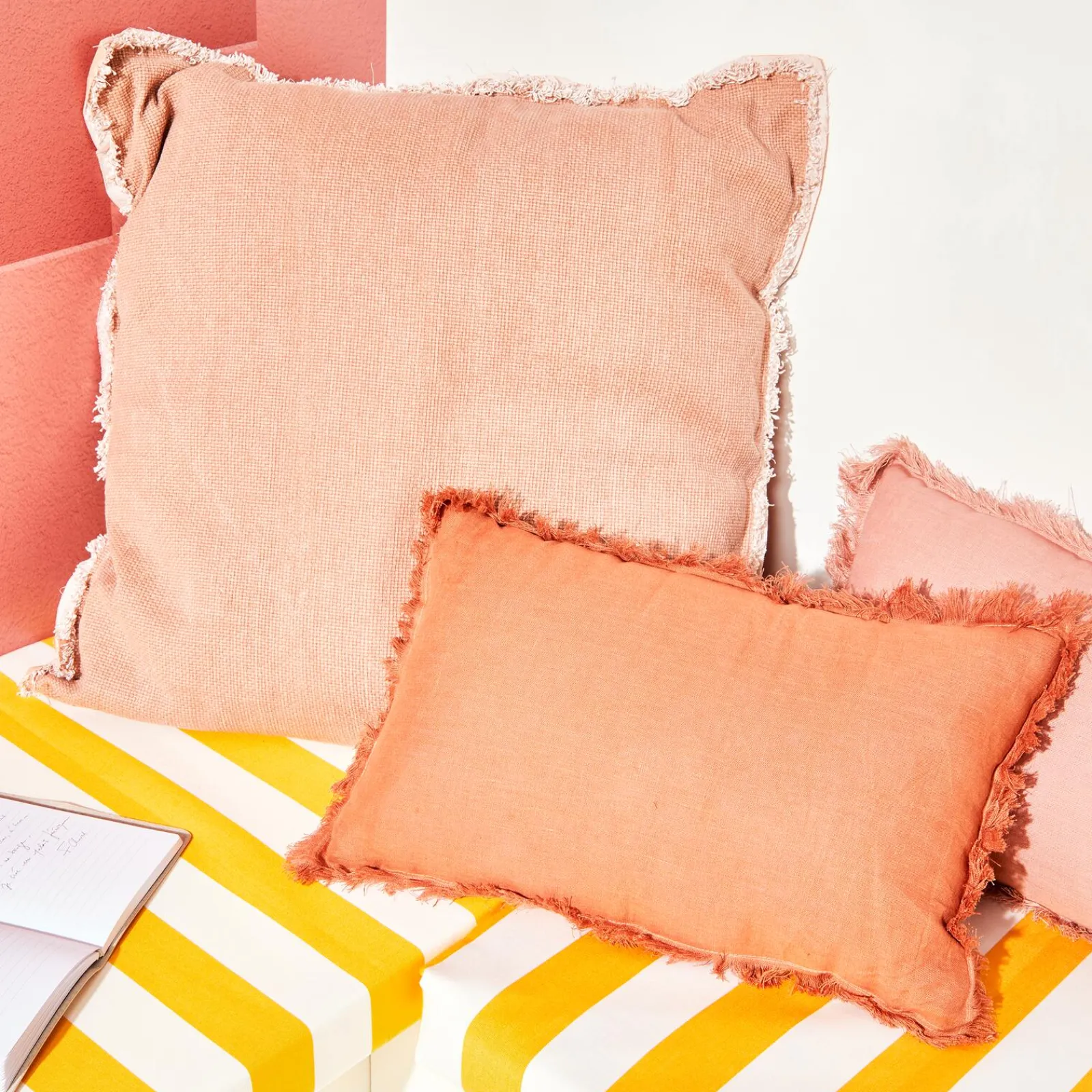 Online Coussin BURTA coloris nude orangé 60 x 60 cm - 4MURS Coussins