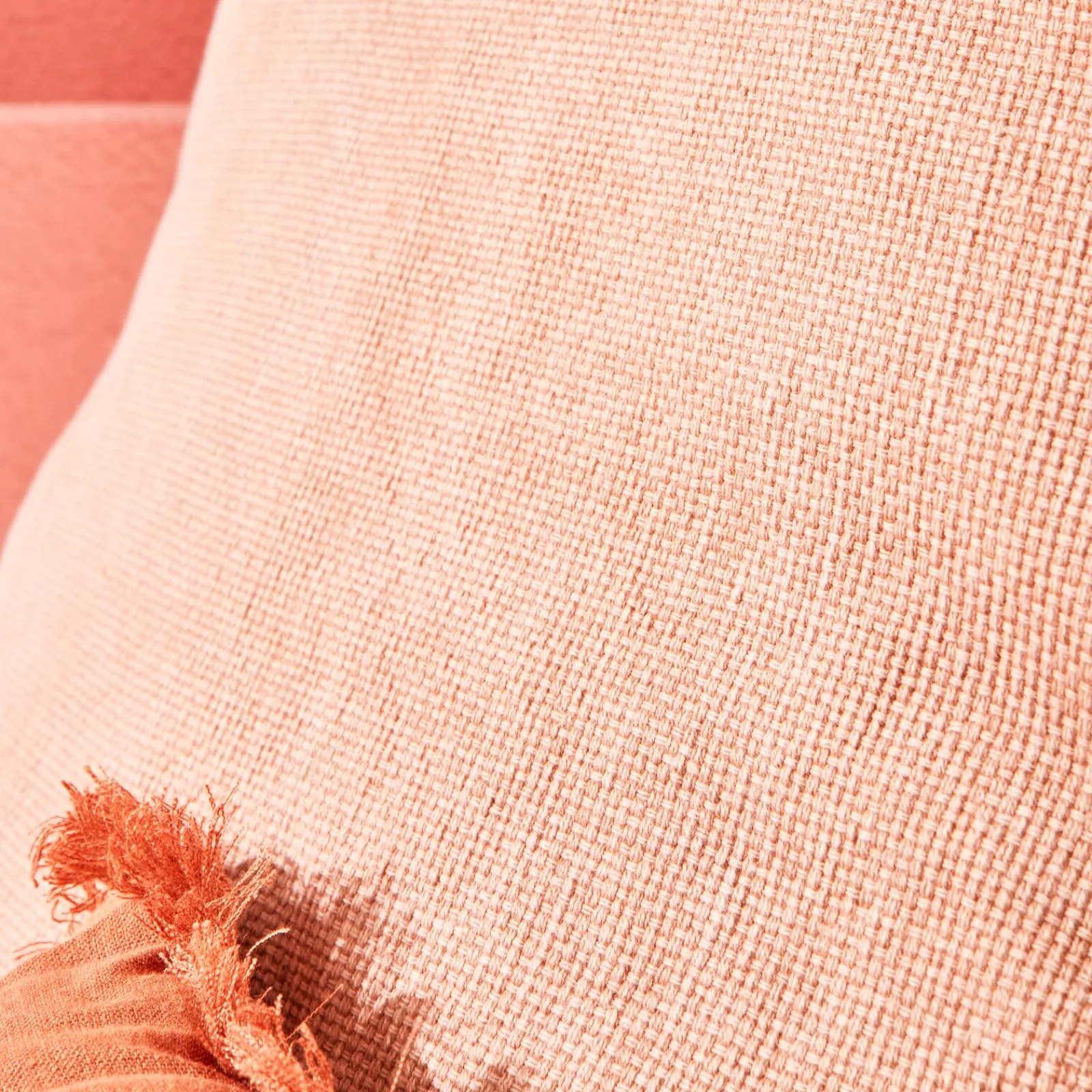 Online Coussin BURTA coloris nude orangé 60 x 60 cm - 4MURS Coussins