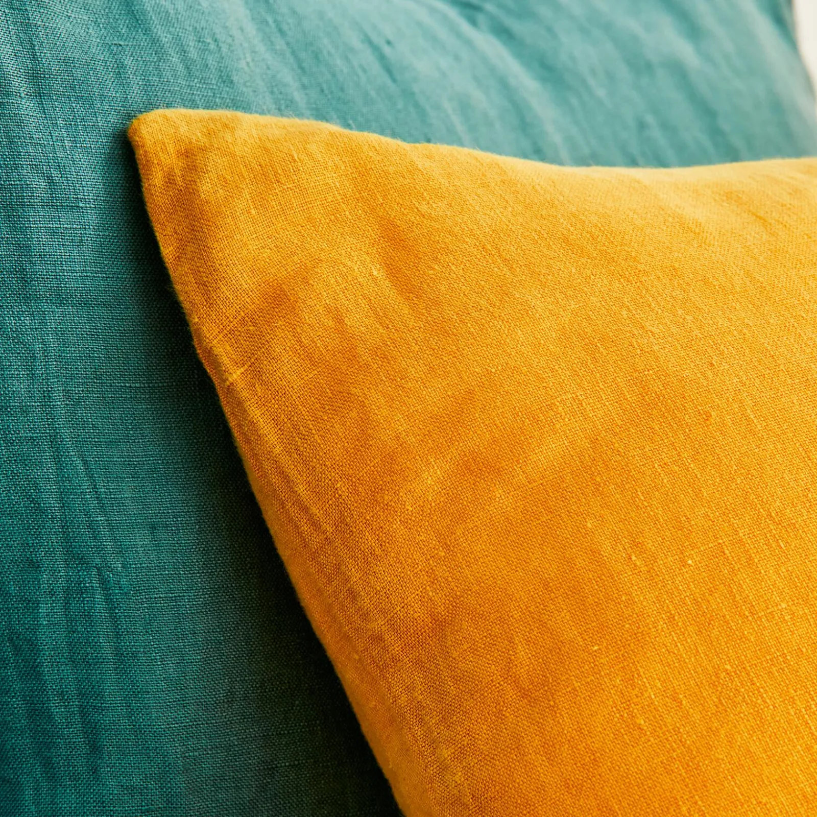 Fashion Coussin LINHA coloris jaune safran 45 x 45 cm - 4MURS Coussins