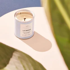 Fashion Bougie parfumée LA BAULE notes marines sur un fond de santal et de pin, laissant un délicat sillage boisé. Bougies Et Senteurs