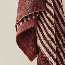 New Serviette éponge RAFAELA coloris bordeaux 50 x 100 cm - 4MURS Linge De Maison